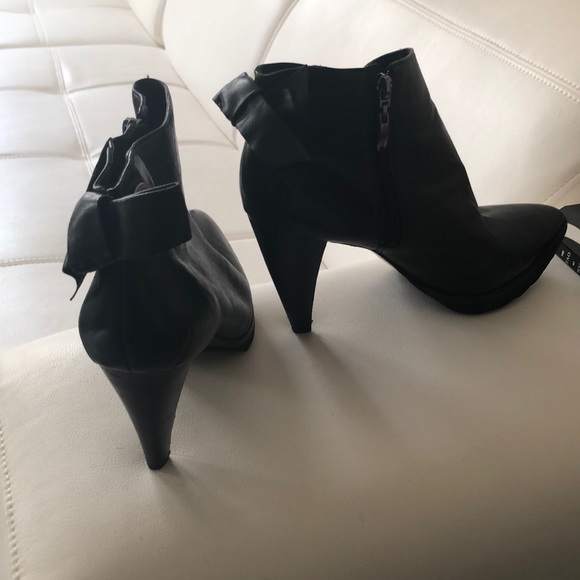 *sold* Schutz Booties (USA size 10B) see pics* - Picture 7 of 8